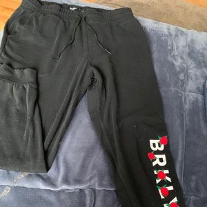 5/45$ or 10/80$

brooklyn roses embroidered sweatpants